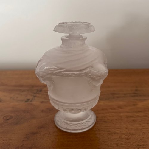 Flacon de parfum par René Lalique bouquet de faunes en verre pressé M3403