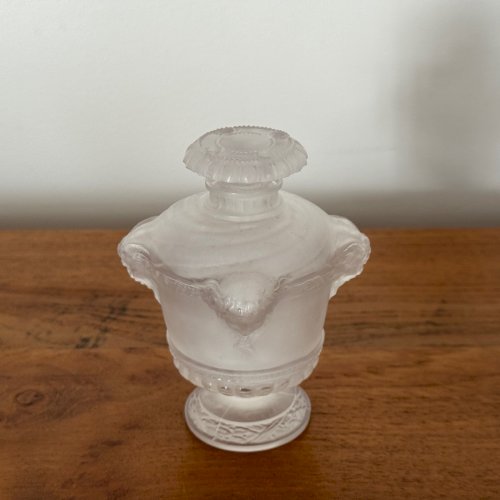 Flacon de parfum par René Lalique bouquet de faunes en verre pressé M3403
