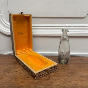 Flacon d'Isabey par Julien Viard 1930 pans coupés décors floraux M3903