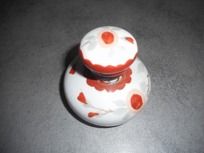 FLACON EN PORCELAINE DECORE DU XIX èem SIECLE