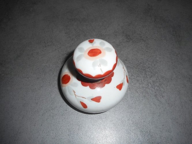 FLACON EN PORCELAINE DECORE DU XIX èem SIECLE