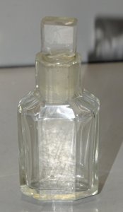 MINIATURE CRYSTAL BOTTLE WITH UNBRANDED CAP DISPLAY COLLECTION D