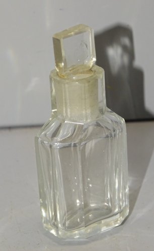 -FLACON MINIATURE EN CRISTAL AVEC SON BOUCHON SANS MARQUE COLLECTION VITRINE   D