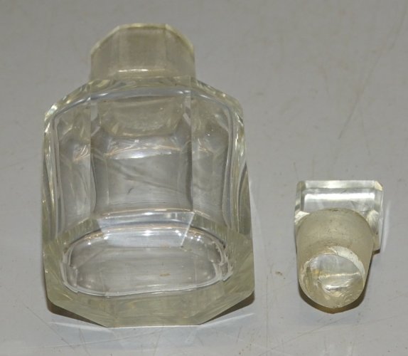 -FLACON MINIATURE EN CRISTAL AVEC SON BOUCHON SANS MARQUE COLLECTION VITRINE   D