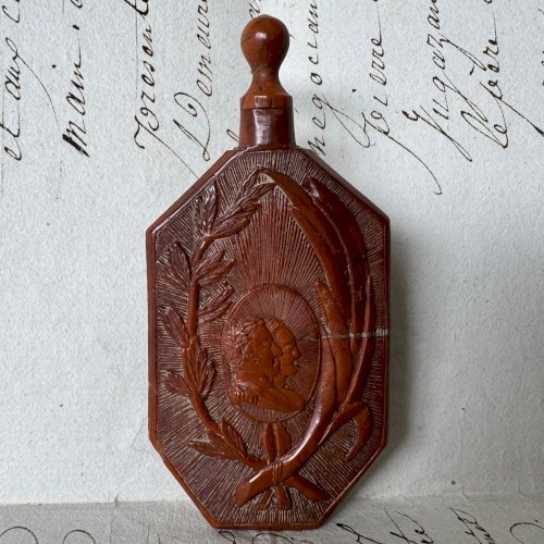 Flacon tabatière en corozo décor napoléonien art populaire M4071