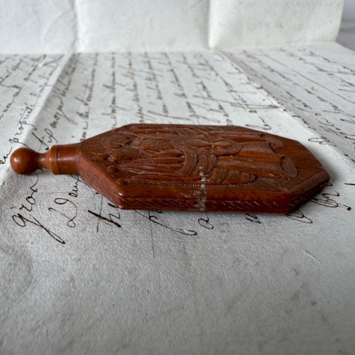 Flacon tabatière en corozo décor napoléonien art populaire M4071
