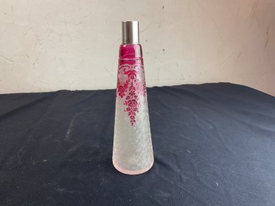 Saint Lambert bottle releases to acid frosted silver Baccarat St Louis