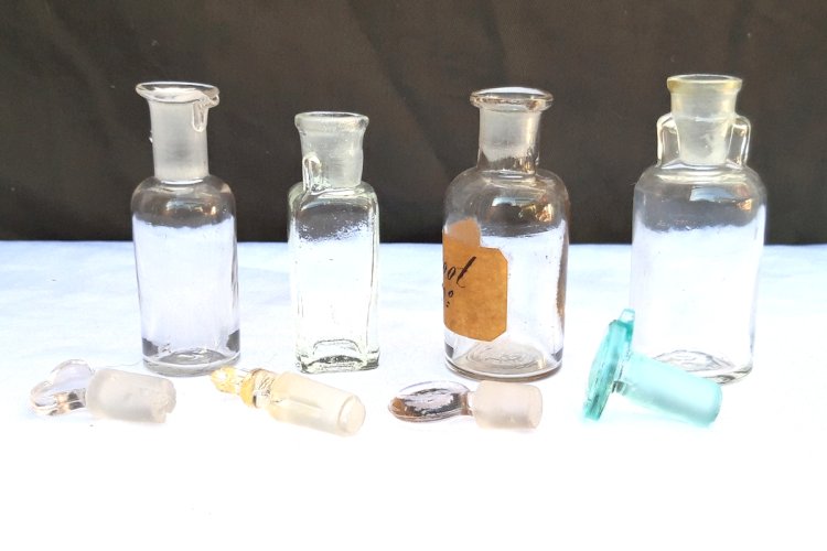 Flacons de médecine anciens en verre