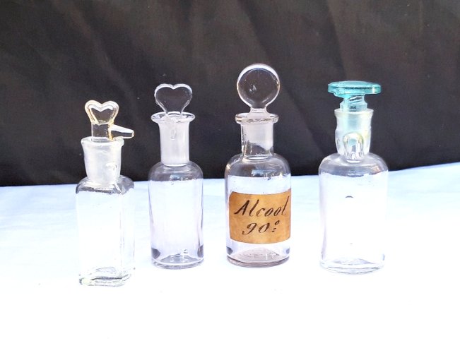 Flacons de médecine anciens en verre