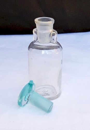 Flacons de médecine anciens en verre