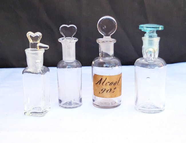 Flacons de médecine anciens en verre