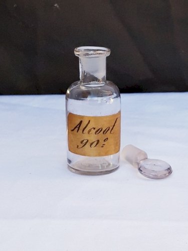 Flacons de médecine anciens en verre