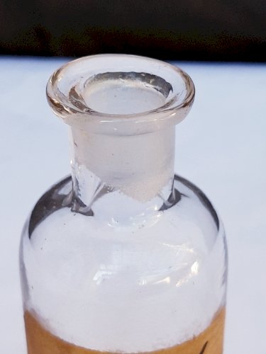 Flacons de médecine anciens en verre