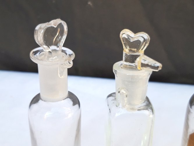 Flacons de médecine anciens en verre