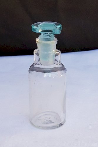 Flacons de médecine anciens en verre