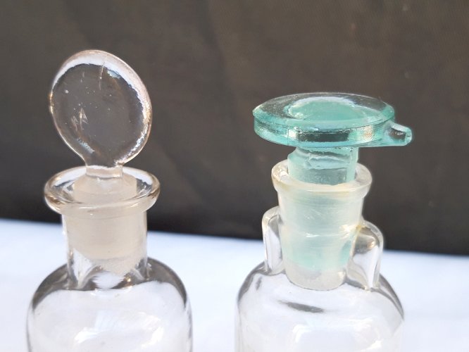 Flacons de médecine anciens en verre