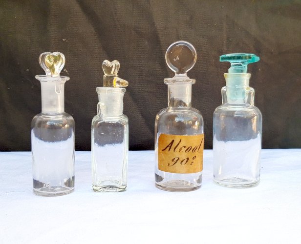 Flacons de médecine anciens en verre