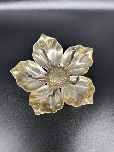 Fleur en métal aux pétales amovibles 1970s