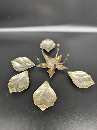 Fleur en métal aux pétales amovibles 1970s