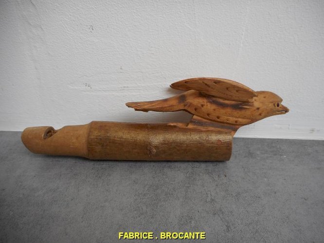 FLUTE EN BOIS SCULPTE