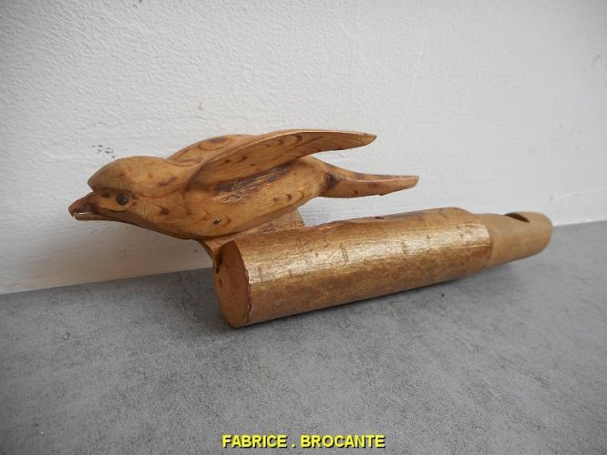 FLUTE EN BOIS SCULPTE