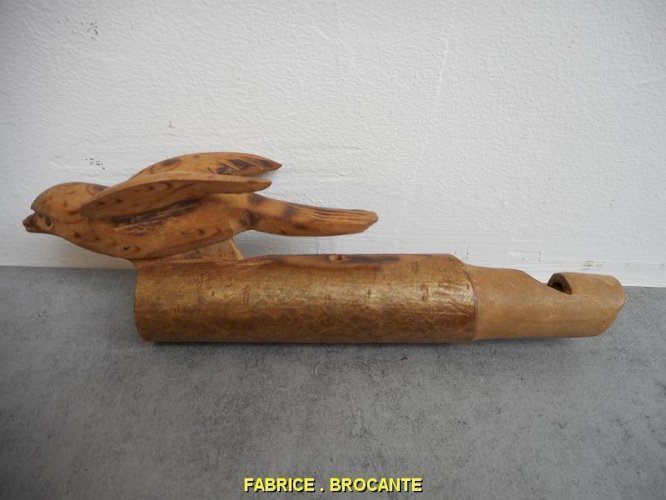 FLUTE EN BOIS SCULPTE