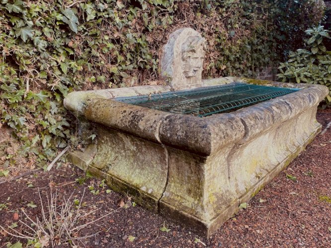 Fontaine et bassin d'extérieur en pierre XIX siècle