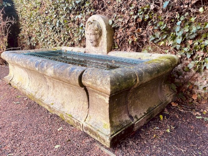Fontaine et bassin d'extérieur en pierre XIX siècle