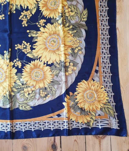 Foulard carré 95 X 95 motifs tournesols très bon état