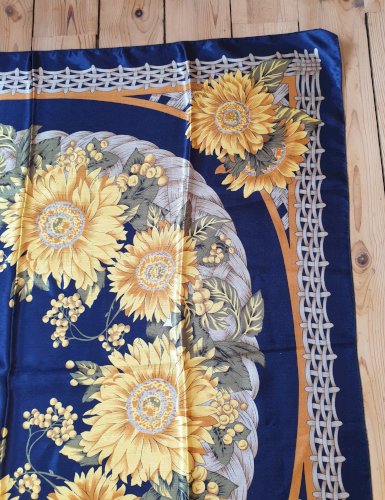 Foulard carré 95 X 95 motifs tournesols très bon état