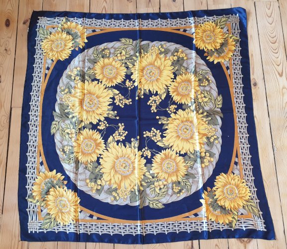 Foulard carré 95 X 95 motifs tournesols très bon état