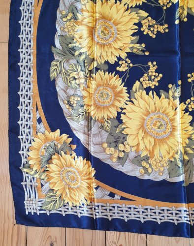 Foulard carré 95 X 95 motifs tournesols très bon état
