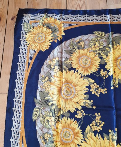 Foulard carré 95 X 95 motifs tournesols très bon état
