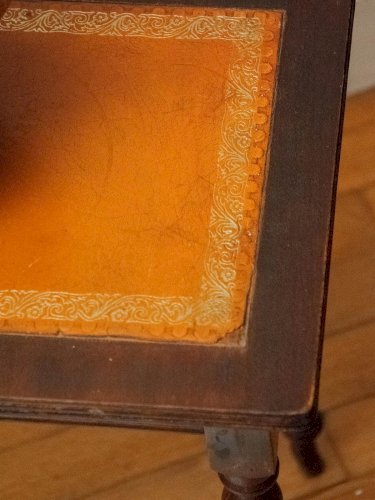 Francine, la petite table d'appoint en bois N°581