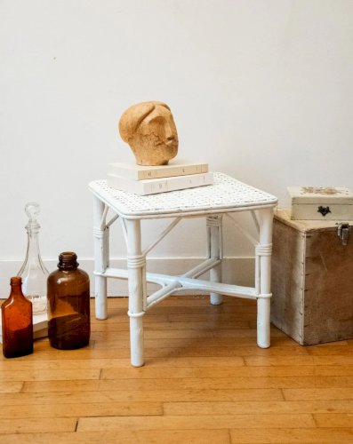 Francine, la table d'appoint blanche en rotin N°584