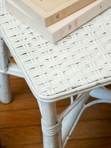 Francine, la table d'appoint blanche en rotin N°584