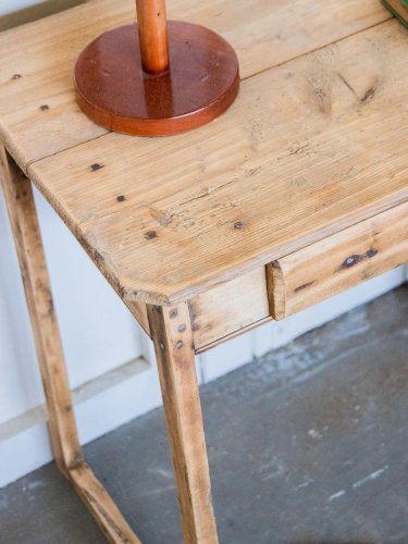 Francine, la table d'appoint en bois brut N°381