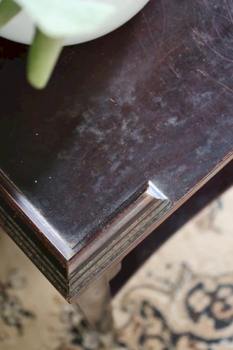 Francine, la table d'appoint en bois foncé N°618