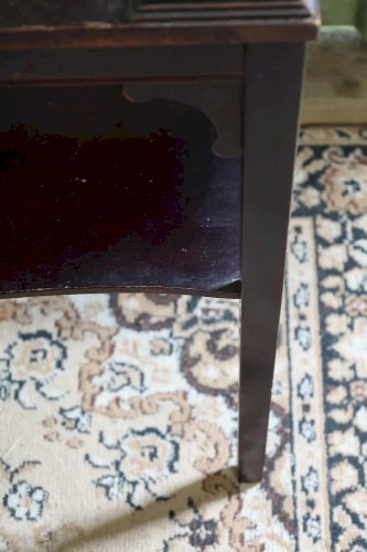 Francine, la table d'appoint en bois foncé N°618