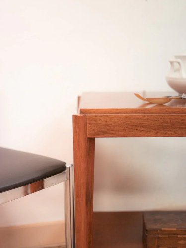 Francine, la table d'appoint en bois N°473