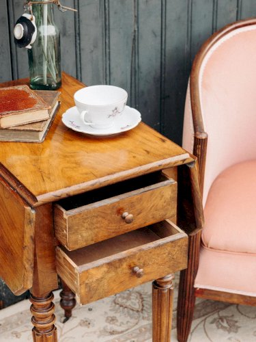 Francine, la table d'appoint en bois N°496