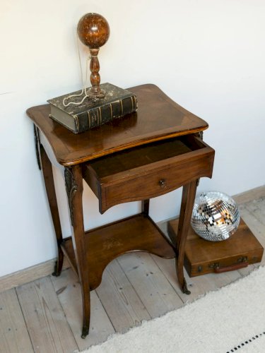Francine, la table d'appoint en bois N°505