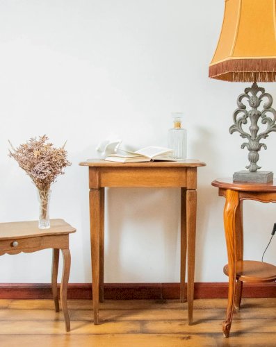 Francine, la table d'appoint en bois N°547