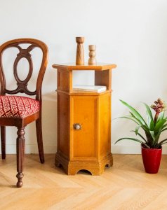 Francine, the wooden side table No. 669