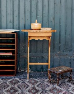 Francine, the oval side table No. 382