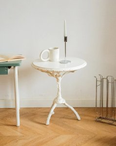 Francine, the round iron side table No. 671