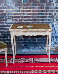 Francine, the wooden game table No. 492