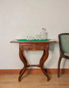 Francine, the wooden game table No. 524