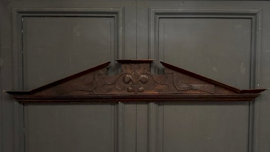 Fronton en bois sculpté 1751 décor d'oiseaux et de lys L9221