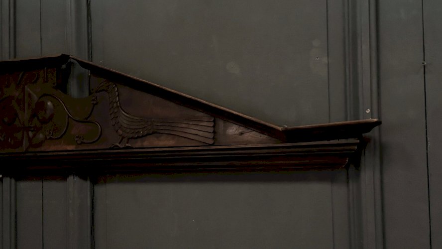 Fronton en bois sculpté 1751 décor d'oiseaux et de lys L9221